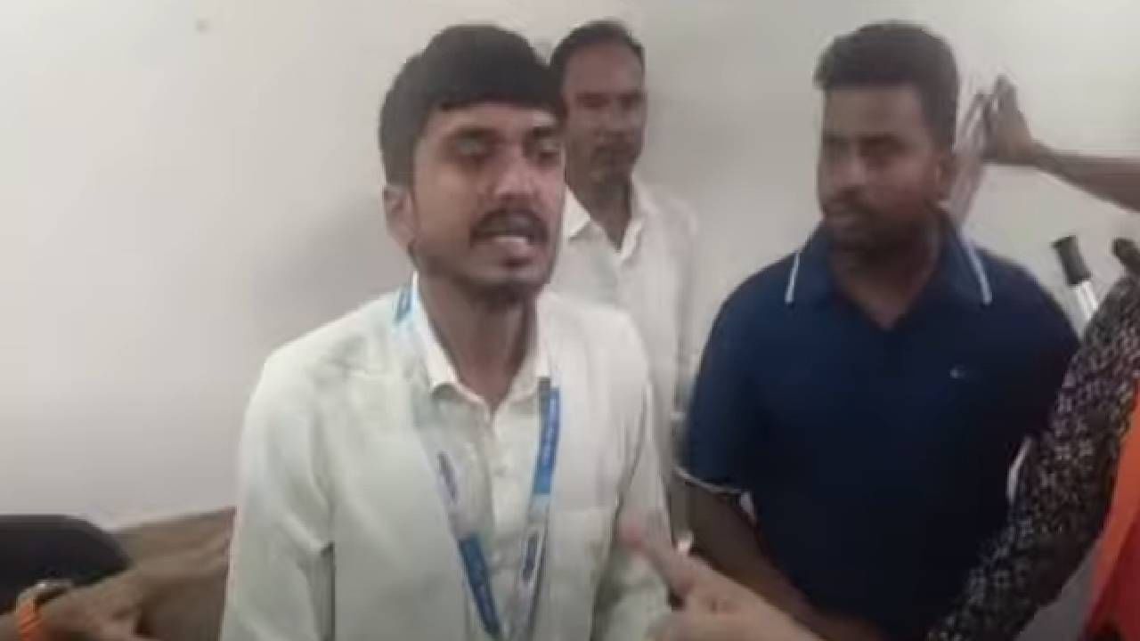 नागपूरच्या येस बँकेवर फसवणुकीचा आरोप करत मनसे आज आक्रमक बनली आहे. मनसे कार्यकर्त्यांकडून एका अधिकाऱ्याला चोप देण्यात आलाय.