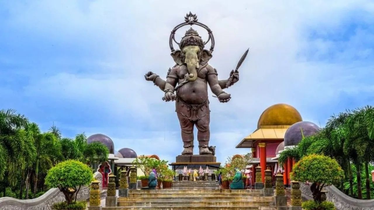 या मूर्तीचे वैशिष्ट्य म्हणजे ती 854 कांस्य तुकड्यांपासून बनवलेली आहे आणि त्यावर गणेशाचे 4 हात आहेत. गणेशाच्या 4 हातात ऊस, केळी, आंबा आणि फणस आहे, जे थायलंडमध्ये शेतीचं प्रतीक मानलं जातात.