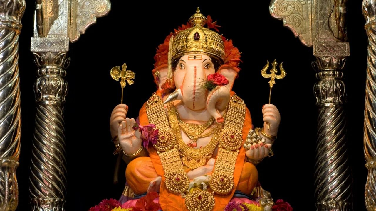 गणेश चतुर्थीला तुमच्या घरात नक्की घडेल चमत्कार! जाणून घ्या घरचे मंदिर सजवण्याचे 7 अद्भूत उपाय गणेश चतुर्थीला तुमच्या घरात नक्की घडेल चमत्कार! जाणून घ्या घरचे मंदिर सजवण्याचे 7 अद्भूत उपाय