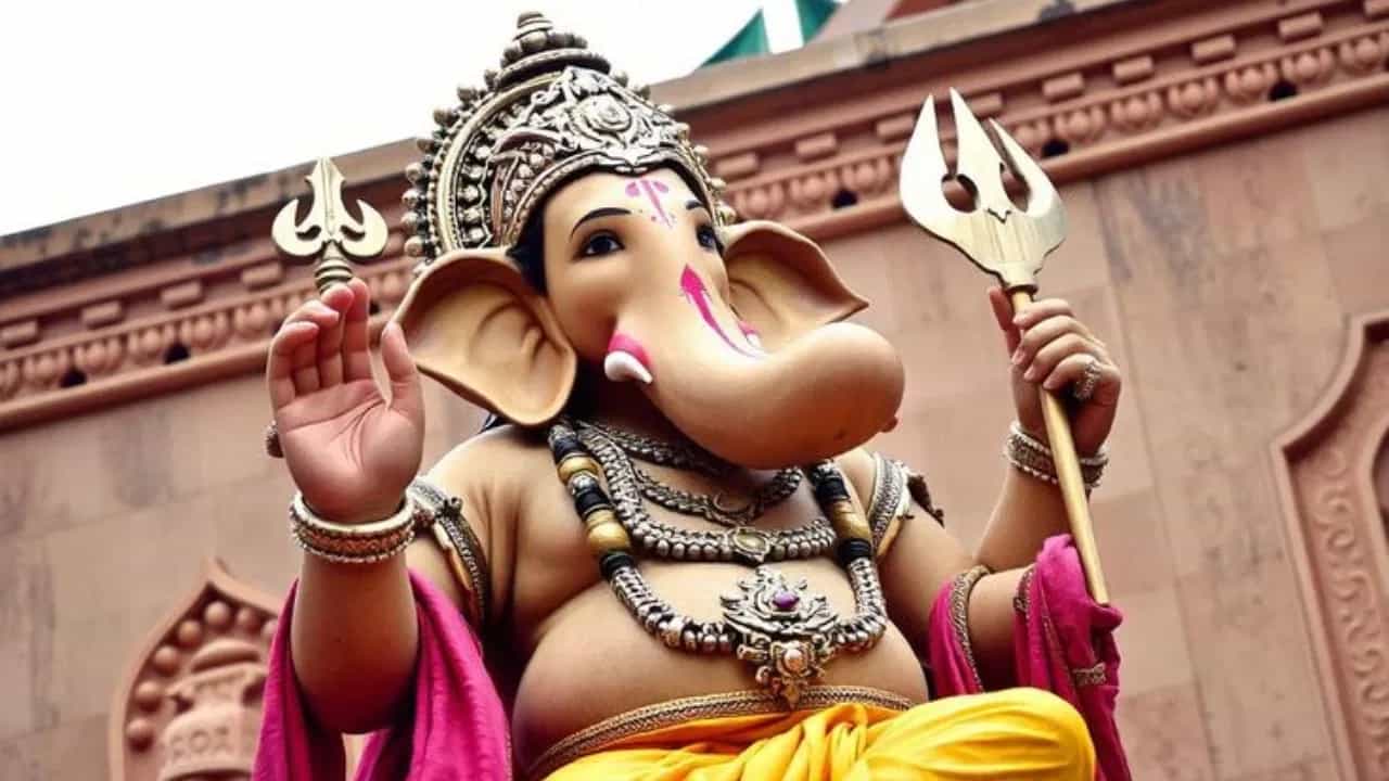 तुमच्या मनात आलं असेल की, भारतात असणार. पण नाही गणपतीची सर्वात मोठी मुर्ती भारतात नाही... तर दुसऱ्या कुठल्यातरी देशात सर्वात मोठी गणरायाची मुर्ती आहे. जगातील सर्वात उंच गणेशमूर्तीबद्दल जाणून घेऊया.