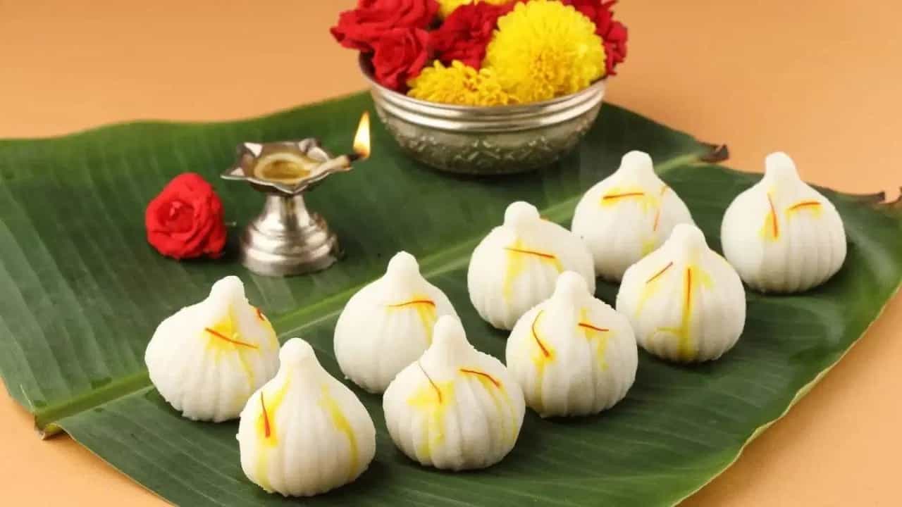 साहित्य तयार करा: तांदळाचं पीठ (सारणासाठी), खिसलेलं ओलं खोबरं, गूळ, तूप, वेलदोडा पूड, पाणी घ्या