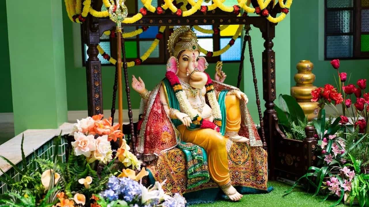 सांगायचं झालं तर, बहुतेक हिंदू कुटुंबांची गणपतीवर श्रद्धा असते आणि अनेकदा वास्तु तज्ज्ञ देखील घरी गणेशमूर्ती ठेवण्याचा सल्ला देताना. पण, घरासाठी गणेशमूर्ती आणि वास्तूचं महत्त्व जाणून घेतलं पाहिजं. याशिवाय, वास्तूचे अनेक नियम लक्षात ठेवणं आवश्यक आहे.