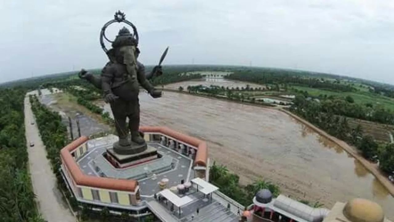  जगातील सर्वात उंच गणेशमूर्ती थायलंडमधील ख्लोंग खुएन गणेश आंतरराष्ट्रीय उद्यानात आहे. थायलंडच्या चाचोएंगसाओ प्रांतात बांधलेली ही गणेशमूर्ती 128 फूट (39 मीटर) उंच आहे. 12 मजल्याच्या इमारती एवढी गणपतीची मुर्ती आहे. 