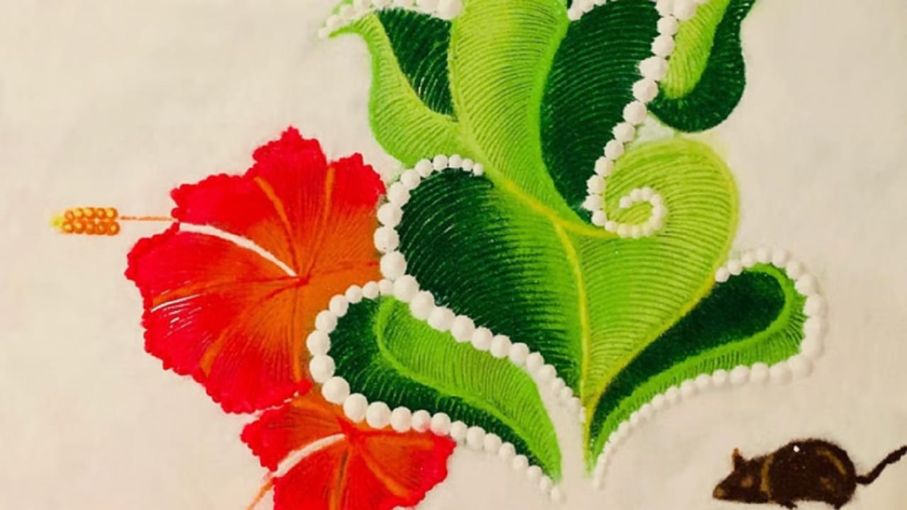 आता अनेक जण ब्लॉकमध्ये राहात असल्यामुळे रांगोळी काढण्यासाठी फार मोठी जागा नसते. अशात तुम्ही छोटी पण रंगीत रांगोळी नक्की काढू शकता... 