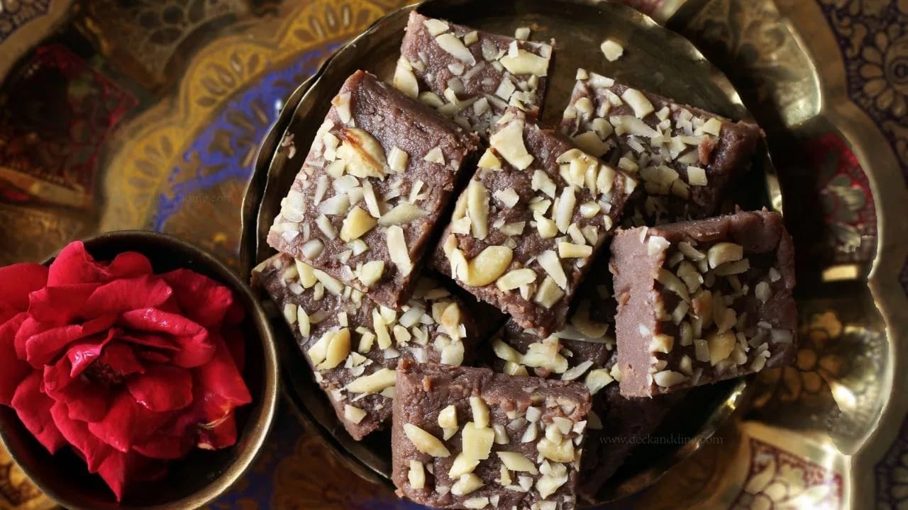 चॉकलेट बर्फी बनवण्यासाठी, प्रथम एक पॅन गरम करा. त्यात पीठ आणि साखर मिसळा. पीठ आणि साखर मंद आचेवर साखर वितळेपर्यंत गरम करा.