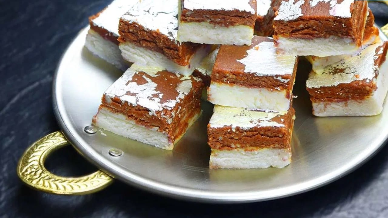 आता बर्फीच्या मिश्रणात वेलची पावडर घाला आणि चांगले मिसळा आणि गॅस बंद करा. नंतर कोको पावडर आणि चिरलेले काजू घाला आणि चांगले मिसळा.