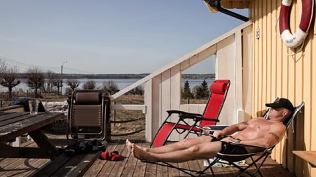 बास्टॉय तुरुंग, नॉर्वे:  हे तुरुंग नॉर्वेच्या ओस्लोफजॉर्ड येथील बास्टॉय बेटावर आहे. या तुरुंगाचा उद्देश केवळ शिक्षा करणे नाही तर सुधारणा करणे आहे. येथे कैद्यांसाठी मनोरंजनाची साधने आहेत आणि हे तुरुंग त्याच्या आरामदायी वातावरणासाठी प्रसिद्ध आहे. येथे कैद्यांसाठी घोडेस्वारी, मासेमारी अशा अनेक सुविधा उपलब्ध करून दिलेल्या आहेत. त्याशिवाय कैद्यांसाठी सनबाथ करण्याची सुविधा देखील आहे. येथे कैदी समुद्रकिनाऱ्यावरील लाटांचा आनंद घेत आरामात सनबाथ करू शकतात. येथे सुमारे 100 कैदी आहेत.