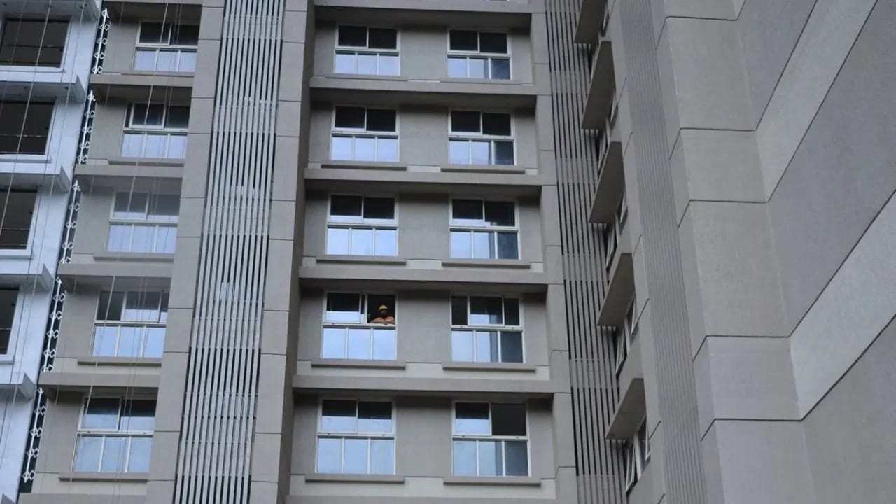 वरळीतील बीडीडी चाळींच्या पुनर्विकास प्रकल्पाचा पहिला टप्पा नुकताच पूर्ण झाला आहे. या टप्प्यात म्हाडाच्या मुंबई मंडळाने दोन पुनर्वसित इमारती उभारल्या आहेत. या इमारतींमधील ५५६ रहिवाशांना त्यांच्या नव्या घरांच्या चाव्यांचे वाटप करण्यात येणार आहे.