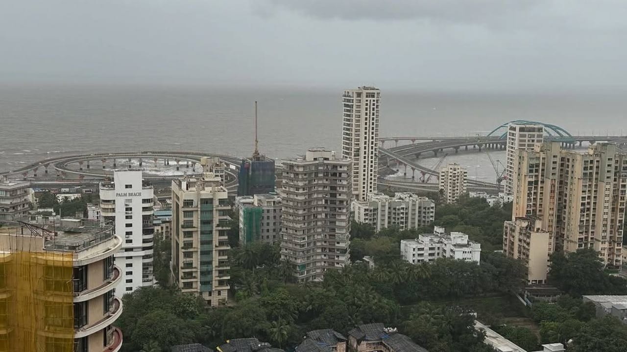 आता आपण वरळी येथील बीडीडी चाळ पुनर्विकास प्रकल्पाची सविस्तर माहिती समोर आली आहे. वरळी येथील बीडीडी चाळ पुनर्विकास प्रकल्पाचा भूमिपूजन सोहळा मुख्यमंत्री उद्धव ठाकरे यांच्या हस्ते पार पडला होता. या प्रकल्पात एकूण १२१ चाळींचा पुनर्विकास होणार आहे.