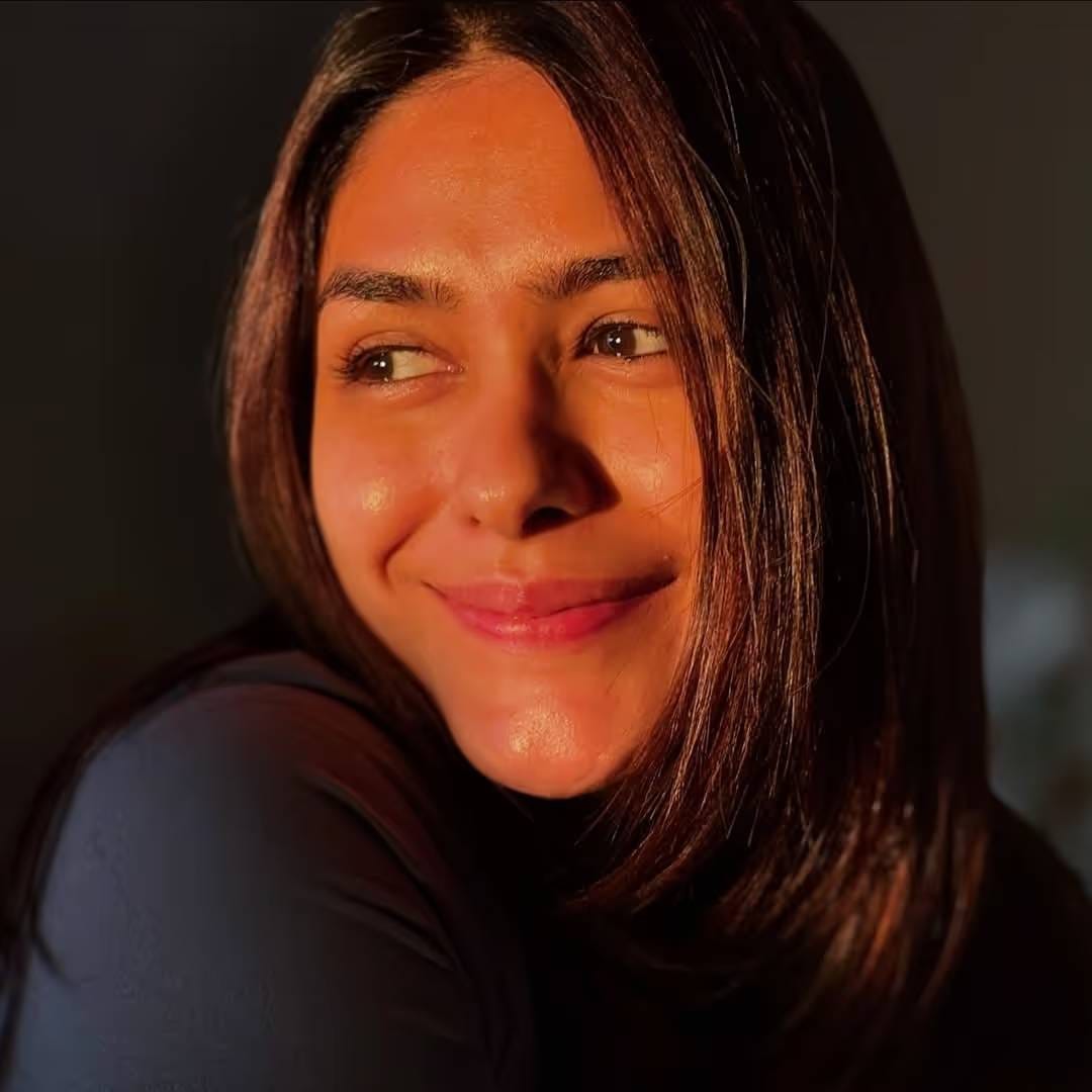 व्हिडिओमध्ये एक व्यक्ती म्हणतो, मी बिपाशाला आयडलाइज करतो. त्यावर मृणाल त्याला उत्तर देते की, पुरुषांसारख्या दिसणाऱ्या मुलीबरोबर तुला लग्न करायचं आहे का?. जा करं बिपाशाशी लग्न. तिचे स्नायू पुरुषांसारखे दिसतात. त्यानंतर मृणाल स्वत:ला बिपाशासोबत कम्पेयर करते.