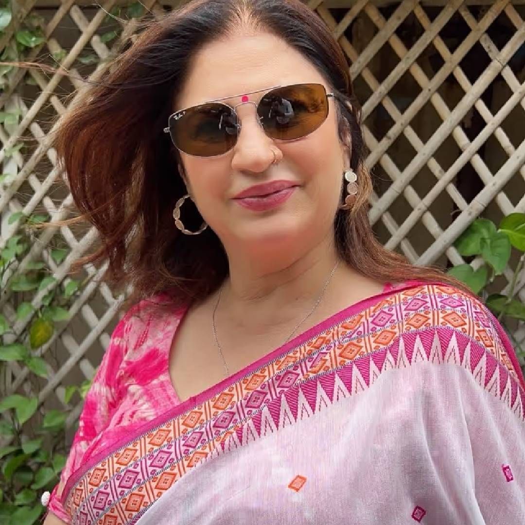 बिग बॉस 19 वा सीजन गाजवण्यासाठी घरात कुनिका सदानंदची एन्ट्री झाली आहे. होस्ट सलमान खानच तिच्यासोबतच इंटरॅक्शन खूपच मजेदार होतं. कुनिका सदानंदने बॉलिवूडच्या अनेक चित्रपटात अभिनय केलाय. हॉट, बोल्ड बिनधास्त अभिनेत्री म्हणून तिची ओळख होती. रोखठोक बोलण्यासाठी कुनिका सदानंद ओळखली जाते. 