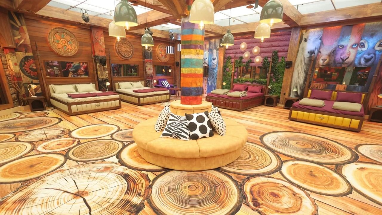  बेडरूम - 'बिग बॉस' घरातील बेडरूम शांततेची अनुभूती देते. विंटेज टच आणि हलक्या रंगांमुळे, ही खोली आरामदायी ठिकाणासारखी वाटते. यावेळी निर्मात्यांनी सिंगल बेड पूर्णपणे काढून टाकले आहेत, आता फक्त डबल बेड आणि एक मोठा बेड आहे ज्यामध्ये  तीन स्पर्धक आरामात झोपू शकतात.  