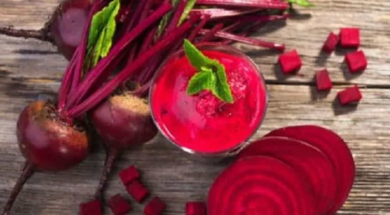 प्रत्येक महिलेला आपण सुंदर दिसावं असं वाटतं. त्यासाठी काही महिला व्यायाम करतात. काही महिला महागडी सौंदर्य प्रसाधने वापरतात. तर काही महिला काही घरगुती उपाय शोधतात.