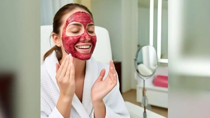 तजेलदार त्वचेसाठी बिट या फळाच्या माध्यमातून केलेला फेसपॅक फार फायदेशीर ठरू शकतो. अशा प्रकारच्या फेसपॅकमुळे चेहऱ्यावरील डाग नाहीसे होण्यास मदत होते. 