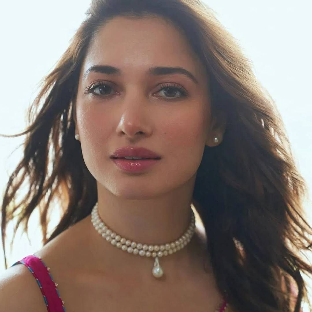 अभिनेत्रीने सांगितलं की, हे तिचं पर्सनल सिक्रेट आहे. जे उपयुक्त ठरतं. तमन्नाने सांगितलं की, यामागे वैज्ञानिक कारण आहे. कारण सकाळच्या थुंकीमध्ये अँटी बॅक्टेरियल एलिमेंट असतात.  