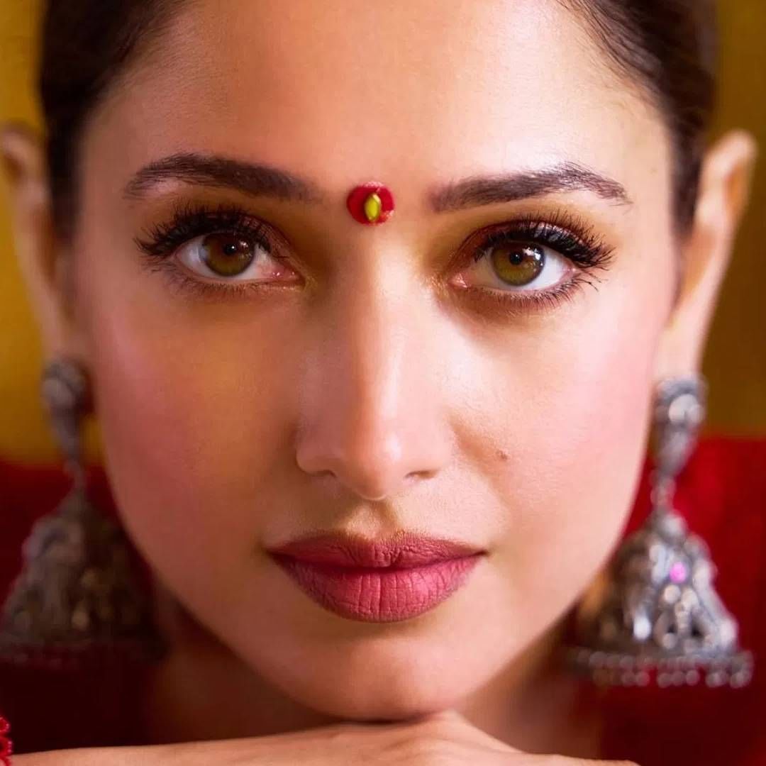 लल्लनटॉपच्या मुलाखतीत तमन्नाला तिच्या चेहऱ्यावरील पिंपल्स संपवण्याबद्दल विचारण्यात आलं. त्यावर अभिनेत्रीने जे उत्तर दिलं, त्याने सगळेच हैराण झाले. हे ब्युटी हॅक काय आहे जाणून घ्या. 