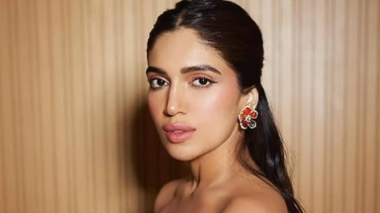 बॉलिवूडमध्ये एकापेक्षा एक दमदार भूमिका साकारून वेगळी ओळख निर्माण करणाऱ्या भूमी पेडणेकरने आता स्वत:चा व्यवसाय सुरू केला आहे. बहीण समीक्षा पेडणेकरसोबत मिळून तिने 'backbaylife' नावाच्या प्रीमियम पाण्याच्या ब्रँडचं उद्घाटन केलं आहे. 
