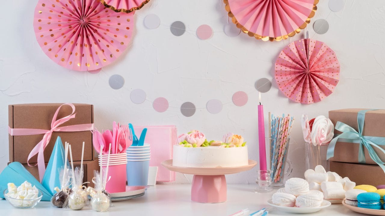 बर्थडे डेकोरेशनसाठी कमी खर्चात घर सजवायचंय? 'या' 5 सोप्या आणि स्वस्त टिप्स! बर्थडे डेकोरेशनसाठी कमी खर्चात घर सजवायचंय? 'या' 5 सोप्या आणि स्वस्त टिप्स!