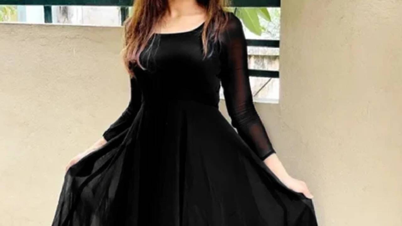 हा रंग टाळा - हिंदू धर्मात काळा रंग अशुभ मानला जातो. वास्तुशास्त्रात तो नकारात्मकतेशी संबंधित आहे. म्हणून, रक्षाबंधनाच्या दिवशी भाऊ-बहिणींनी काळे कपडे घालू नयेत किंवा भावाच्या मनगटावर काळी राखी बांधू नये. (डिस्क्लेमर : वरील माहिती उपलब्ध स्रोतावरून देण्यात आलेली आहे. याच्या तथ्यांबद्दल आम्ही कुठलाही दावा करीत नाही, तसेच अंधश्रद्धेला दुजोरा देत नाही)