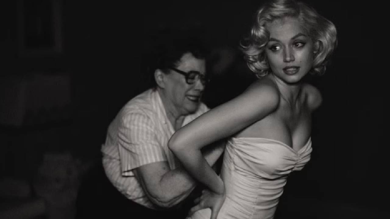 ब्लाँड- या चित्रपटात मर्लिन मुनरोच्या आयुष्याची कथा काल्पनिक रुपात दाखवण्यात आली आहे. तरी यात गर्भपात, शोषण आणि मेंटल ट्रॉमासारख्या गोष्टींना चुकीच्या पद्धतीने दाखवण्यात आल्याचा आरोप करण्यात आला होता. 
