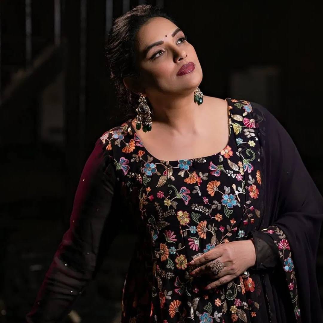 51 वर्षीय श्वेता मेननने चित्रपटात काम करण्याआधी मॉडेलम म्हणूनही चांगलं नाव कमावलेलं. तिने 1994 साली मिस इंडिया एशिया पॅसिफिकचा किताब जिंकलेला. सक्सेसफुल मॉडल असताना तिने चित्रपट सृष्टीत पाऊल ठेवलं. 