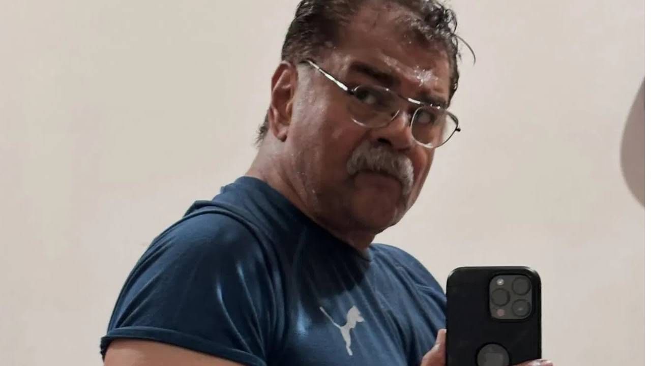 फोटो शेअर करताना त्यांनी कॅप्शनमध्ये लिहिलं की, '75 व्या वर्षी सुद्धा मी काम करतोय. अजूनही हसत दमदारपणे पुढे जातोय' 