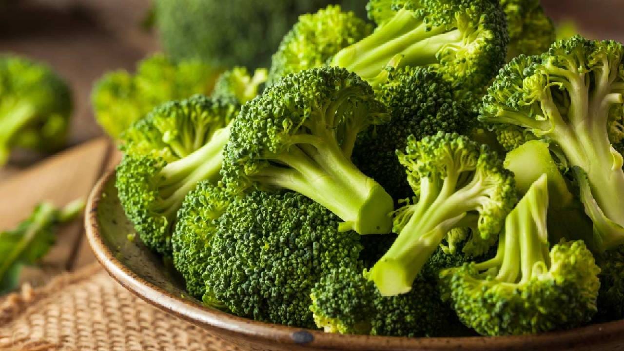 ब्रोकोली 'या' लोकांसाठी ठरू शकते हानिकारक, आरोग्याला फायदा होण्याऐवजी होतील गंभीर परिणाम ब्रोकोली 'या' लोकांसाठी ठरू शकते हानिकारक, आरोग्याला फायदा होण्याऐवजी होतील गंभीर परिणाम