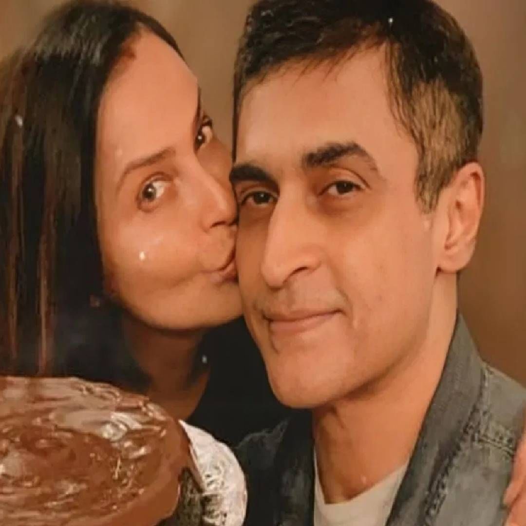 दिवंगत अभिनेत्री नूतनचा मुलगा असलेल्या मोहनीशने आपल्या शानदार अभिनयाने विलन, संस्कारी मुलग अशा सपोर्टिंग रोल्समधून प्रेक्षकांच्या मनात एक वेगळं स्थान निर्माण केलं. बराच काळ तो आता स्क्रिनपासून लांब आहे. 