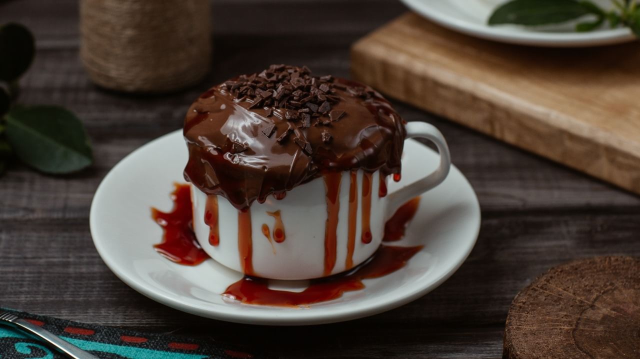 अवघी 10 मिनिटं अन् 6 साहित्य... लगेचच तयार होईल चविष्ट हॉट चॉकलेट केक, रेसिपी आहे खूपच सोपी