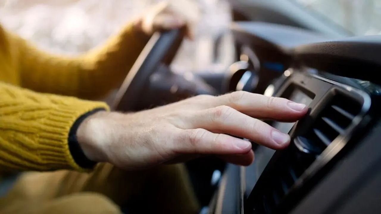 गाडीच्या AC ला दुर्गंधी येते का? कशी दूर कराल? जाणून घ्या