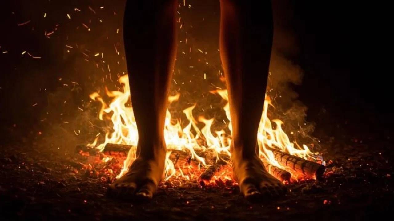चाणक्य नीतिनुसार, आपण चुकूनही आगीत पाऊल ठेवू नये. असे करणे हे मोठे पाप आहे. अशा लोकांना आयुष्यभर समस्यांना तोंड द्यावे लागते.