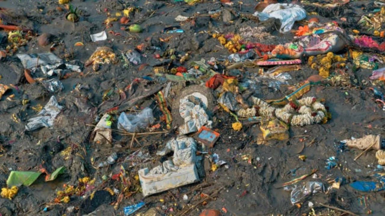 काही लोक त्यांच्या घरात ठेवलेल्या देवी-देवतांच्या तुटलेल्या मूर्ती फेकून देतात, ज्या जाणूनबुजून किंवा नकळत लोकांच्या पायाखाली जातात. म्हणून ही एक चूक टाळा. देवांच्या फोटोलाही पाय लावू नये.