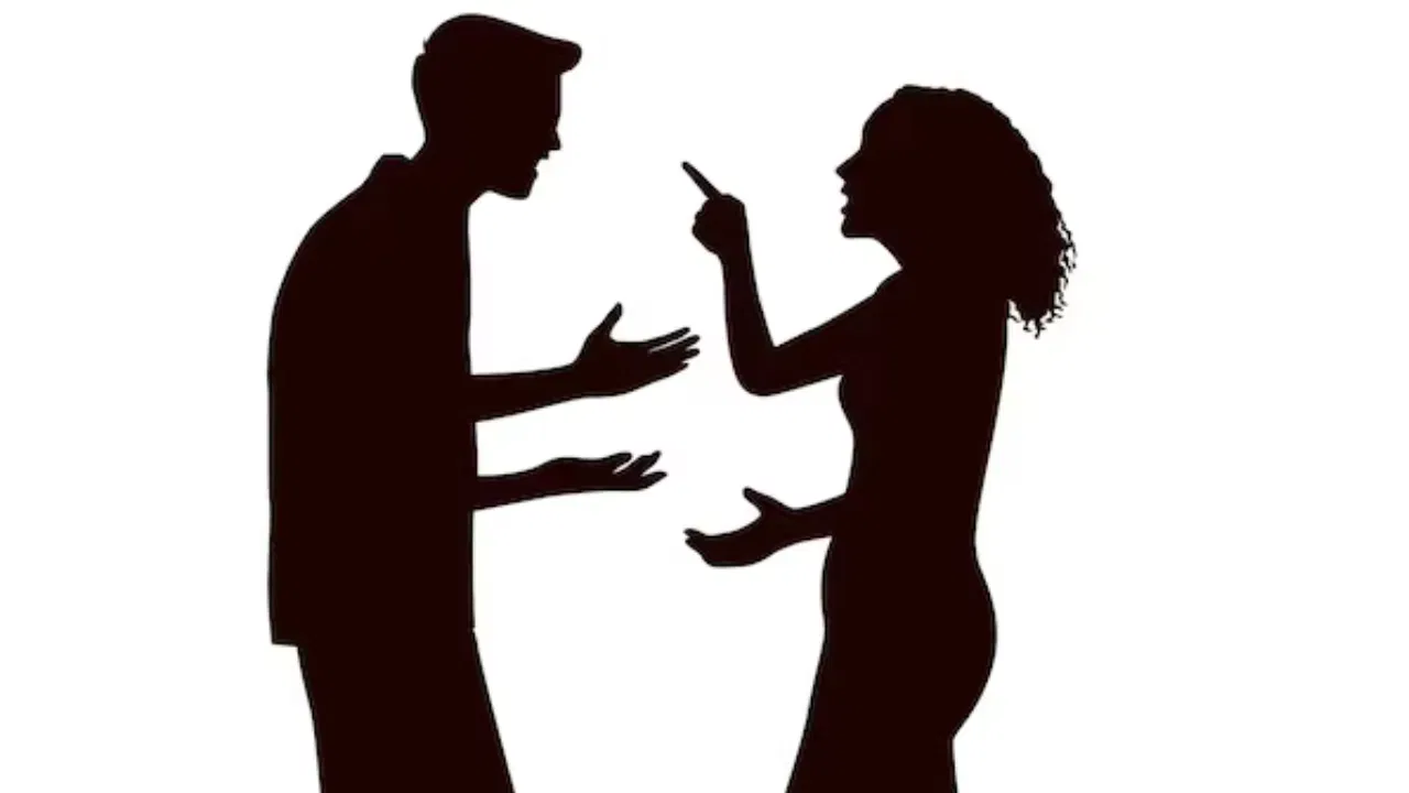 दान- चाणक्य यांच्यामते दानाचे महत्त्व फक्त तोपर्यंतच असते जोपर्यंत त्याची माहिती फक्त देणाऱ्याला आणि घेणाऱ्याला असते. त्यामुळे दान केल्यानंतर ही माहिती पत्नीलाही देऊ नका.  