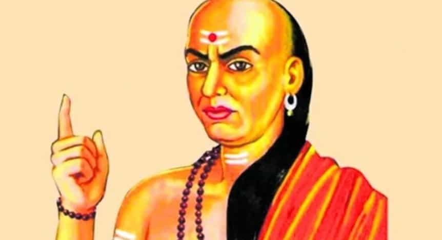 आचार्य चाणक्य यांचे राजकारण, अर्थसास्त्रातील ज्ञान अतुलनीय आहे. त्यांनी दिलेले सल्ले, संदेश आजही तेवढेच लागू पडतात. दरम्यान, त्यांनी कुटुंबाच्या समृद्धीविषयी तसे घरातील कुटुंबप्रमुखाविषयी काही महत्त्वाच्या बाबी सांगितल्या आहेत. प्रत्येक कुटुंबाने चाणक्यांच्या या संदेशाकडे गांभीर्याने पाहिले पाहिजे.
