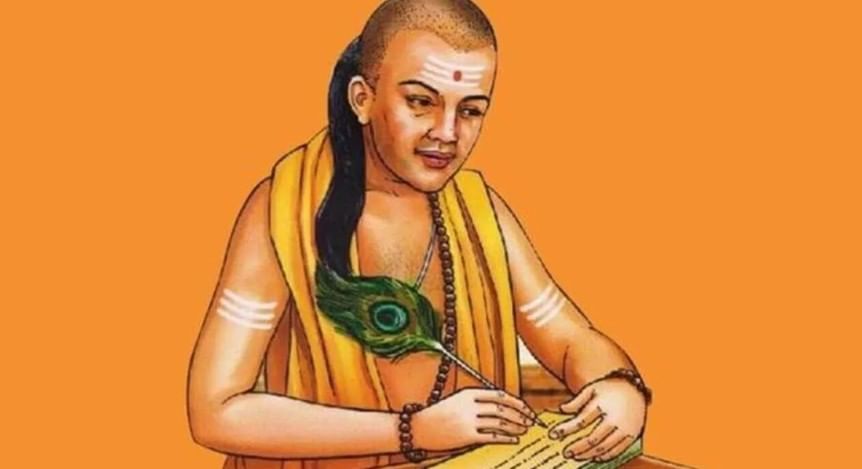 आचार्य चाणक्य यांच्यानुसार कुटुंप्रमुखाकडे निर्णय घेण्याची क्षमता असली पाहिजे. कारण कुटुंप्रमुखाला अनेकदा महत्त्वाचे आणि मोठे निर्णय घ्यावे लागतात. त्यामुळे त्याच्यात हा गुण असणे फारच गरजेचे आहे. कुटुंप्रमुखात योग्य वेळी योग्य निर्णय घेण्याची क्षमता असेल तर संपूर्ण कुटुंब  आनंदी राहते. 