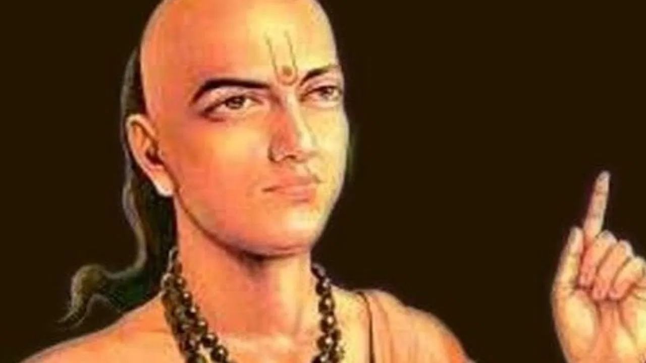 चाणक्य नितीत स्त्रीला समाजाची पहिली शिक्षिका असं म्हटलं गेलंय. एक स्त्री तिच्या मुलांवर संस्कार करण्यासह एक मजबूत आणि आदर्श समाज देखील निर्माण करते. (Photo Credit : Tv9 Bharatvarsh)