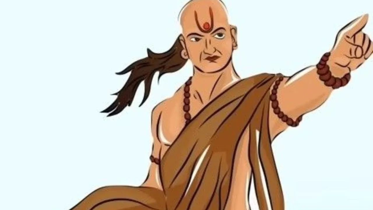 चाणक्य नितीनुसार, पुरुषांच्या तुलनेत महिला या 6 पट धाडसी असतात. त्यामुळे स्त्री कोणत्याही अडचणीचा सामना न डगमगता आणि धाडसाने करते. (Photo Credit : Tv9 Bharatvarsh)