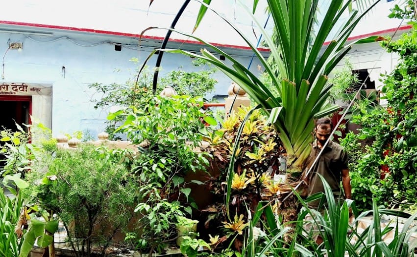 चंद्रकूप या विहिरीची निर्मिती खुद्द चंद्रदेवानेच केली आहे, असे तेथील लोक मानतात. चंद्रदेवाने अनेक वर्षे भगवान महादेवाची तपश्चर्या केली होती. त्यानंतर महादेवाने प्रसन्न होऊन त्या विहिरीला रहस्यमयी शक्तीचे वरदान दिले होते, अशी आख्यायिका आहे.