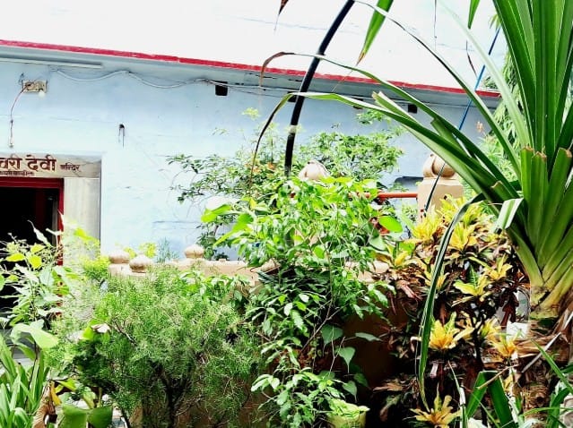 भारतातील वाराणसी येथे एक विहीर आहे. तेथील लोकांच्या मान्यतेनुसार या विहिरीत डोकावून पाहिल्यावर आपला मृत्यू कधी होतो ते लगेच समजते.