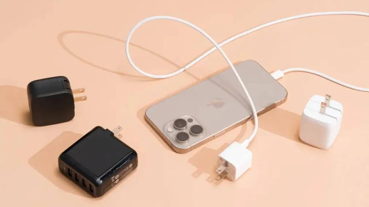 बहुतेक लोक त्यांचे फोन चार्जिंगवरून काढून टाकतात, पण चार्जर प्लग इन करून ठेवतात. मात्र असं करणं योग्य आहे का? असे केल्यानंतरही चार्जरद्वारे वीज वापरली जाते का? चला जाणून घेऊया