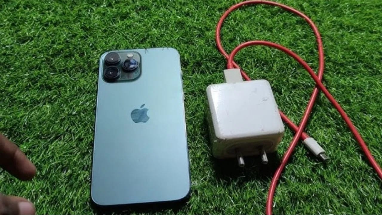 पावसाळ्यातील वातावरणामुळे अनेकदा फोन आणि चार्जर ओले होतात. हल्लीचे बहुतांश फोन वॉटरप्रूफ किंवा स्प्लॅशप्रूफ असल्याने ते लवकर खराब होत नाहीत, पण चार्जर ओला झाल्यास मात्र धोका असतो. अशा परिस्थितीत काय काळजी घ्यावी, याबद्दल आपण सविस्तर माहिती घेऊया.