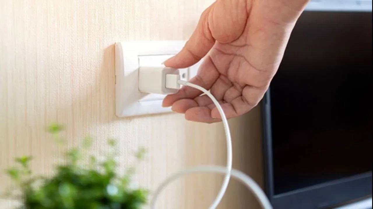 जर तुम्ही चार्जर प्लग इन करून तसाच ठेवला तर तो पॉवर वापरत राहतो. याला 'स्टँडबाय पॉवर' म्हणतात. याचा अर्थ असा की चार्जर डिव्हाइसशी जोडलेला असो वा नसो, तो काही प्रमाणात पॉवर काढत राहतो. यामुळे खूप वीज वाया जाते. चार्जर जास्त वेळ प्लग इन ठेवल्याने तो जास्त गरम होणे, सॉकेट जळणे आणि शॉर्ट सर्किट होऊ शकते.