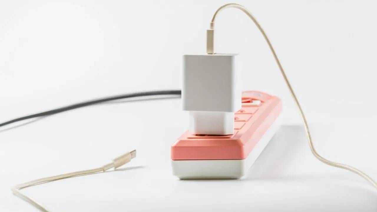 जेव्हा चार्जर सतत प्लगशी जोडलेला असतो तेव्हा उष्णतेमुळे त्याचे अंतर्गत घटक खराब होऊ लागतात. यामुळे चार्जरची कार्य क्षमता कमकुवत होते आणि ते डिव्हाइस योग्यरित्या चार्ज करू शकत नाही. जर तुम्हाला चार्जर अनप्लग ठेवण्याची सवय लागली तर ते लवकर खराब होणार नाही.