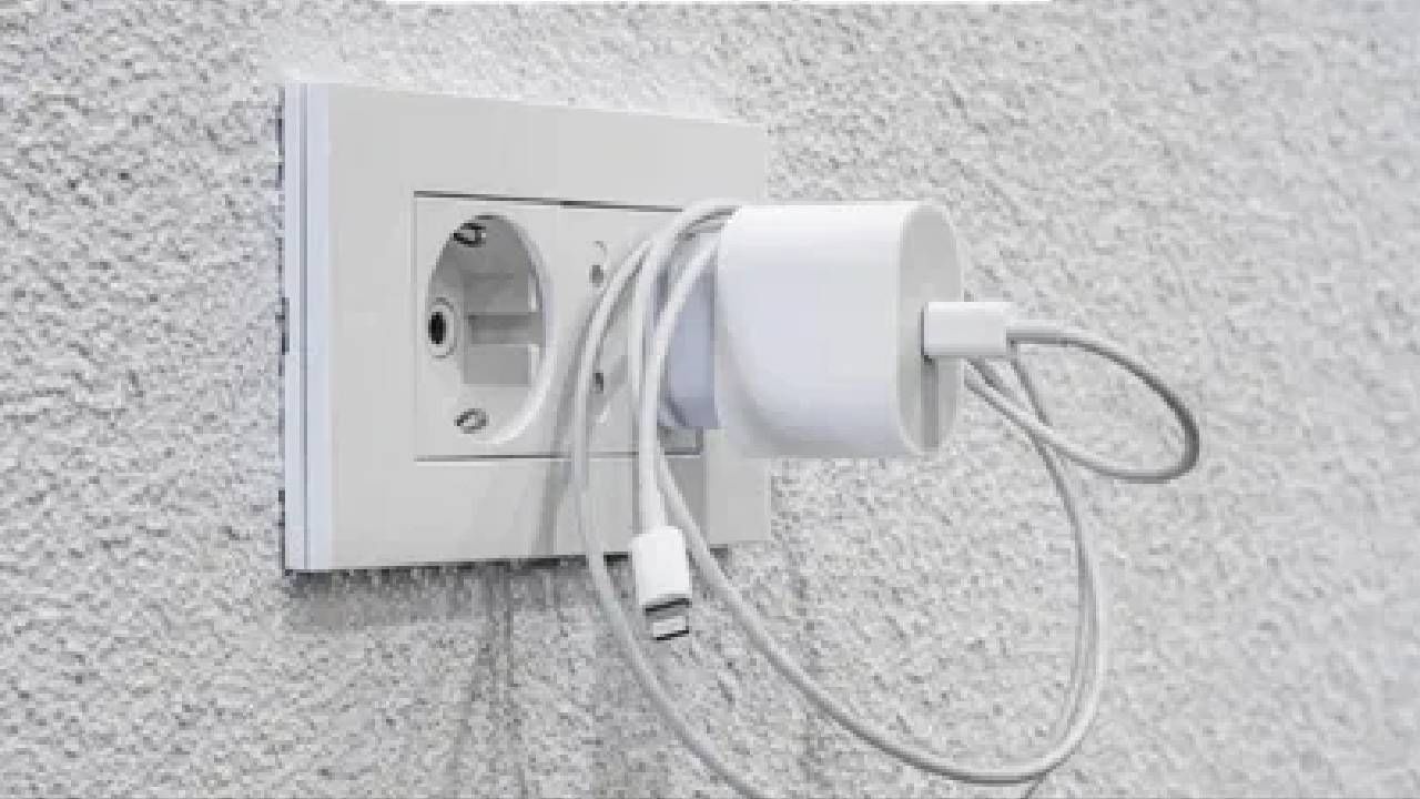 आजकालच्या आयुष्यात मोबाईल फोनने आपलं आयुष्य व्यापलं आहे. आजकाल आपले फोन, मोबाईल हे इतर कामांइतकेच महत्त्वाचे आहेत. केवळ मनोरंजनच नाही तर इतर अनेक महत्त्वाची कामे देखील फोनद्वारे केली जात आहेत. मात्र, आपला फोन जितका महत्त्वाचा आहे तितकाच त्याचा चार्जर देखील तितकाच महत्त्वाचा आहे. फोन चालू ठेवण्यासाठी तो चार्ज करणे खूप महत्वाचे आहे. 