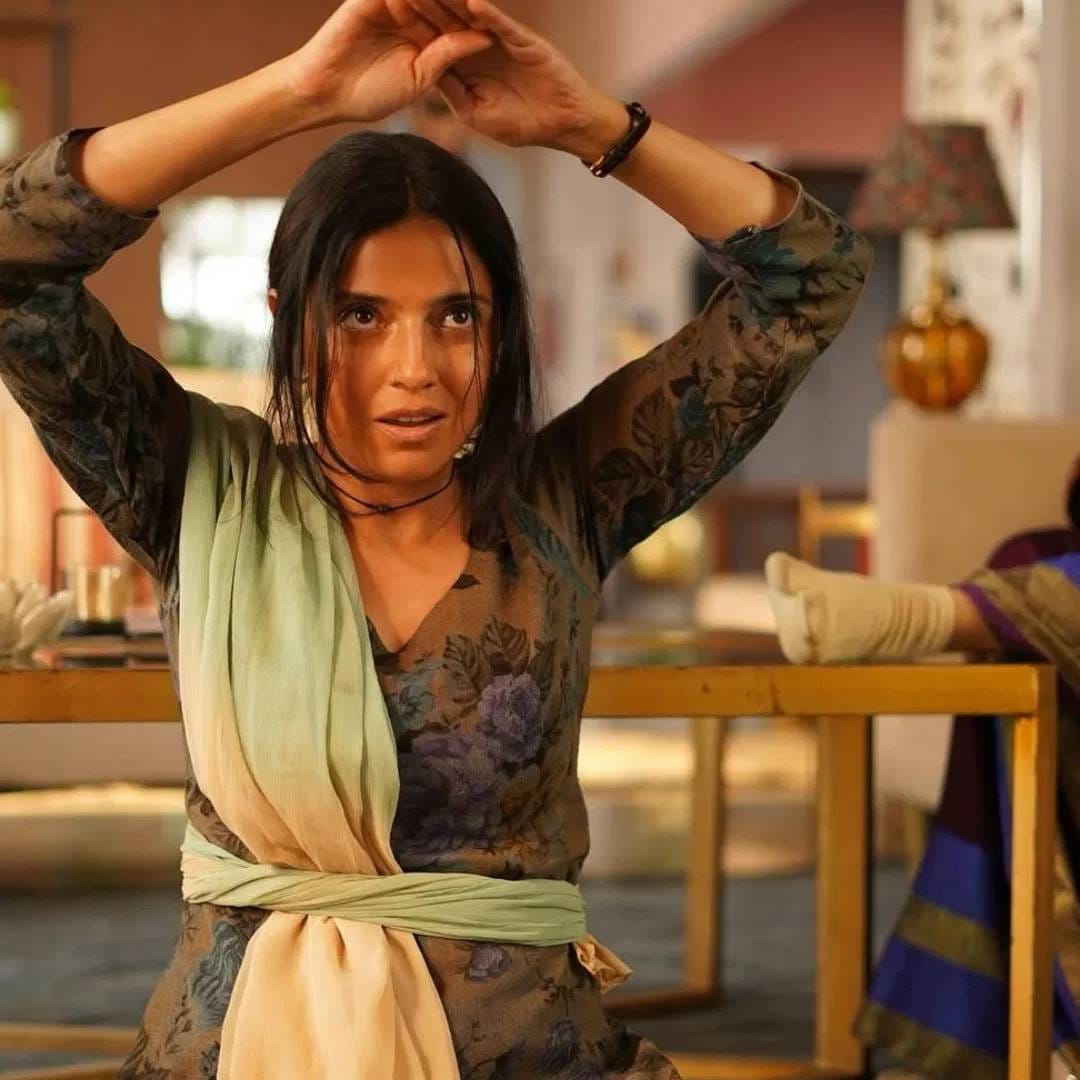 अभिनेत्रीने आपल्या ऑफिशियल इंस्टाग्रामवर चित्रपटाची एक झलक सादर केली. सोबतच लिहिलं की, 'एक चतुर नार' मधील आपली व्यक्तीरेखा समजून घेण्यासाठी झोपडपट्टीवासियांच जीवन समजून घेण्यासाठी लखनऊच्या एका झोपडीत राहिली.