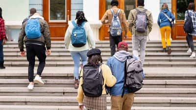 वडील देतात मुलांना कंडोम आणि गर्भनिरोधक गोळ्या, कुठे सुरू आहे हा फालतू ट्रेंड?