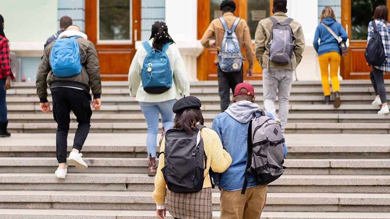 वडील देतात मुलांना कंडोम आणि गर्भनिरोधक गोळ्या, कुठे सुरू आहे हा फालतू ट्रेंड?