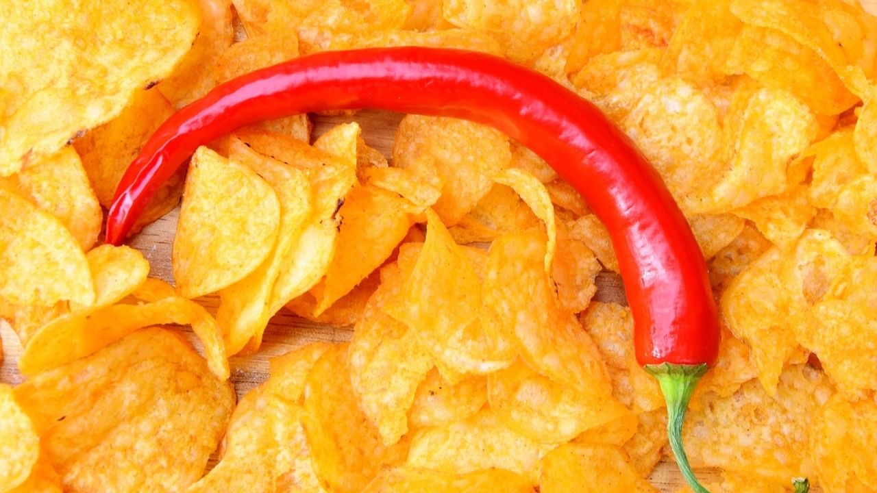 आपल्यापैकी अनेकजण दररोज वेफर्स खातात. वेफर्स हे चवीला स्वादिष्ट असतात. अनेकदा चित्रपट किंवा वेबसीरिज पाहताना तसेच ऑफिसमध्ये काम करताना सहज खाण्यासाठी वेफर्सचा पर्याय निवडला जातो.