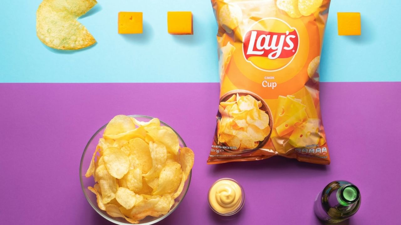 वेफर्स तळण्यासाठी वापरल्या जाणाऱ्या तेलात ट्रान्स फॅट्स असतात, जे हृदयासाठी खूप हानिकारक आहेत. हे फॅट्स रक्तवाहिन्यांमध्ये अडथळे निर्माण करतात. ज्यामुळे हृदयावर ताण येतो. यामुळे भविष्यात हृदयविकार होण्याची शक्यता वाढते.