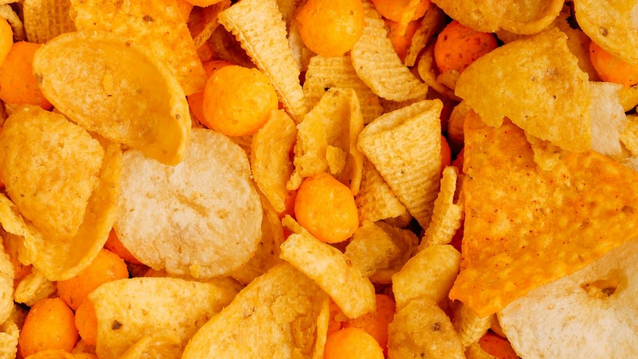 आरोग्य तज्ज्ञांच्या मते, वेफर्स हे प्रोसेस्ड फूड असल्यामुळे ते क्वचितच खावेत. महिनाभरात किती वेळा वेफर्स खावे यासाठी कोणतीही निश्चित संख्या नाही, परंतु दररोज किंवा दर आठवड्याला वेफर्स खाणं टाळायला हवं.